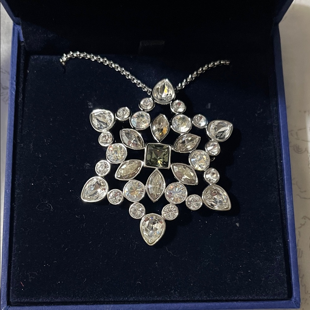 Authentic SWAROVSKI CRYSTAL SNOWFLAKE NECKLACE Pendant/Brooch NEW IN BOX